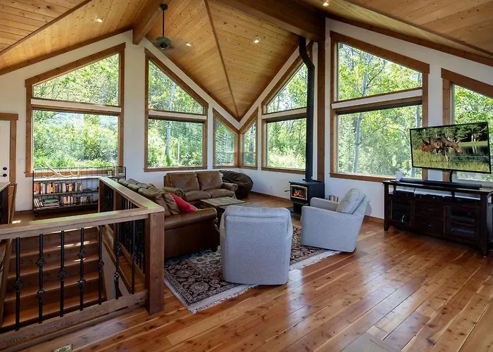 Scenic Ridge With Panoramic Mountain Views Near Alpine, Utah Holiday home